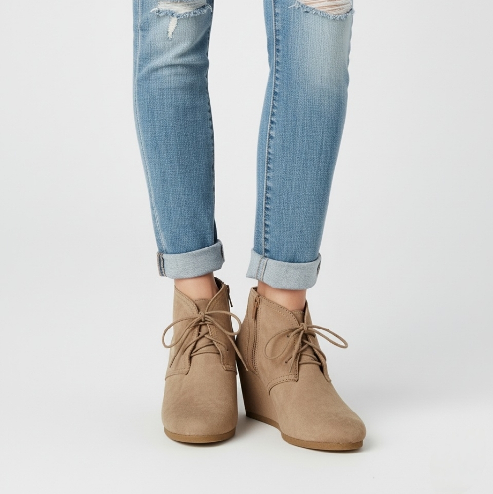 NWOT Universal Thread Lace-Up Wedge Ankle Booties